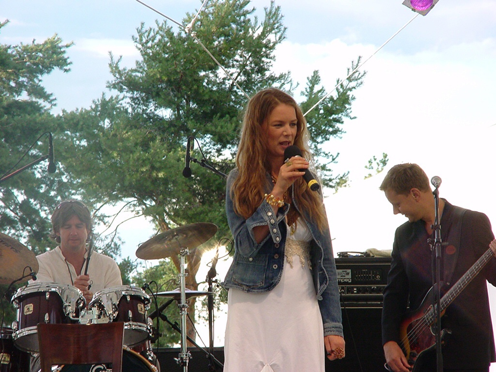 RebekkaBakkenAndBand2005-08-07AutostadtWolfsburgGermany (5).JPG